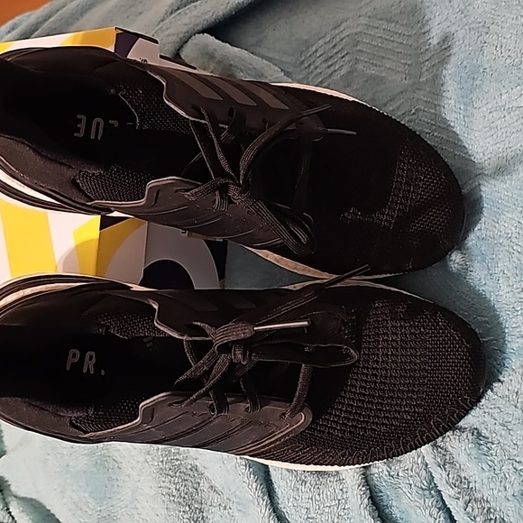 Addidas UltraBoost - Picture 3 of 4